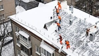 Очистка крыши от снега фото